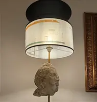 Lampada con testa in gesso e nerofumo, paralume con lucidi di architettura 900