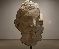 Lampada con testa in gesso e nerofumo, paralume con lucidi di architettura 900