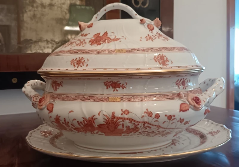 Zuppiera con coperchio e vassoio in porcellana Herend inizio XX secolo