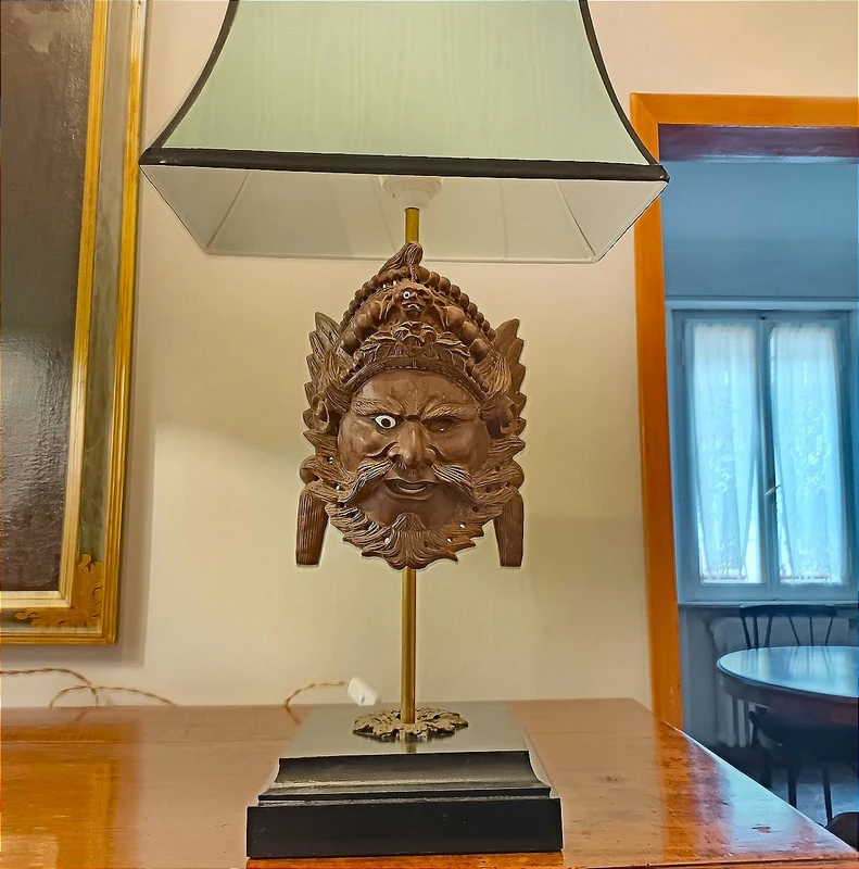 Tre lampade da tavolo con maschere Balinesi in legno XIX secolo