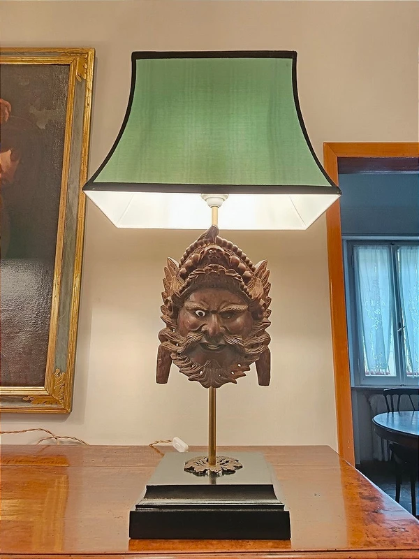 Tre lampade da tavolo con maschere Balinesi in legno XIX secolo