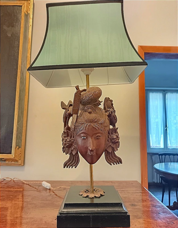 Tre lampade da tavolo con maschere Balinesi in legno XIX secolo