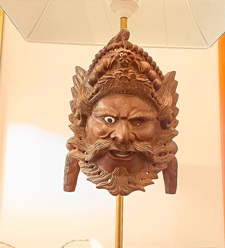 Tre lampade da tavolo con maschere Balinesi in legno XIX secolo