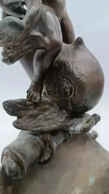 Sculpture ancienne en bronze "enfant dauphin" signée Vincenzo Cinque fin 19ème siècle