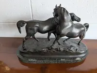Sculpture en métal patiné représentant deux chevaux