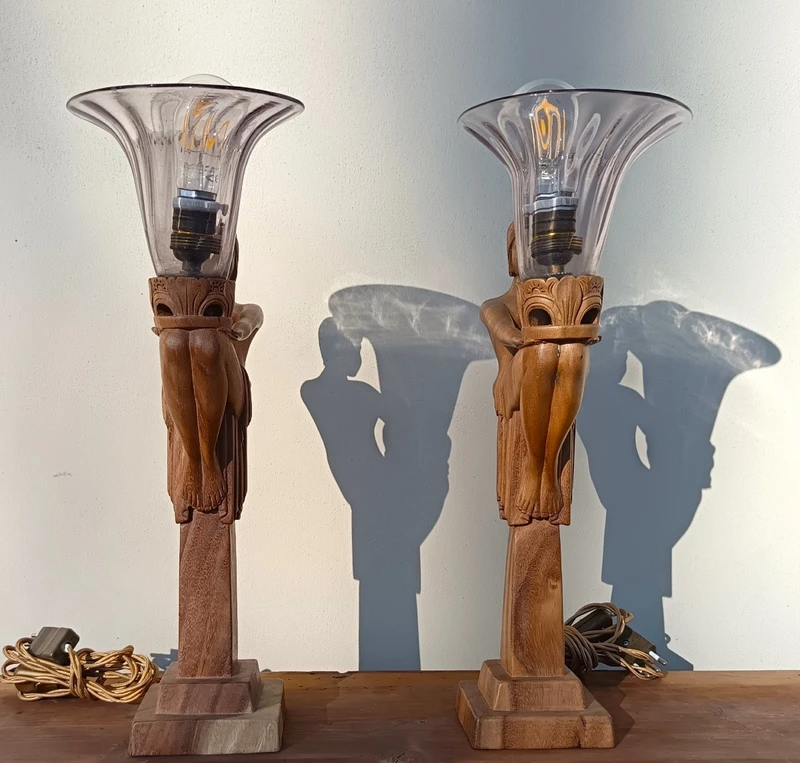 Paire de lampes 'Les Dames de Lumière' en bois 1910-1920