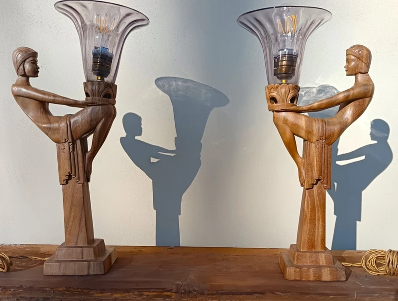 Paire de lampes 'Les Dames de Lumière' en bois 1910-1920