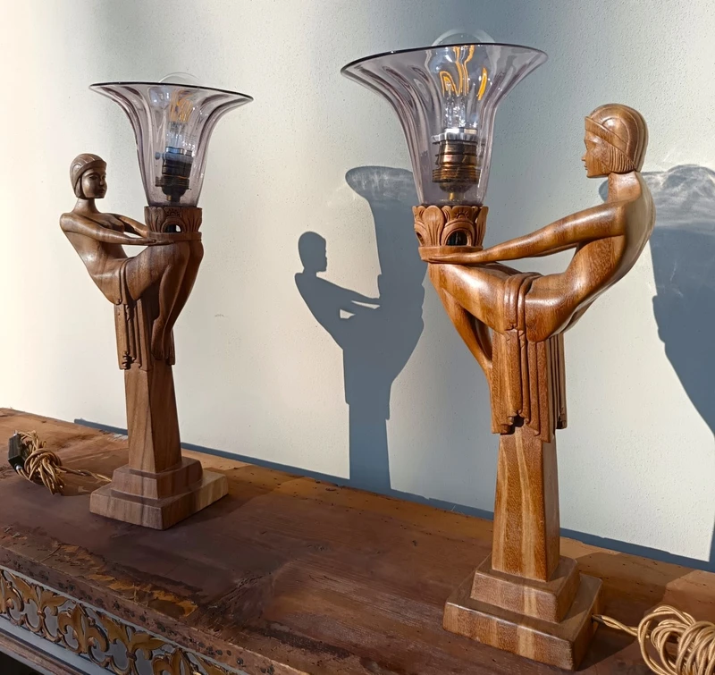 Paire de lampes 'Les Dames de Lumière' en bois 1910-1920