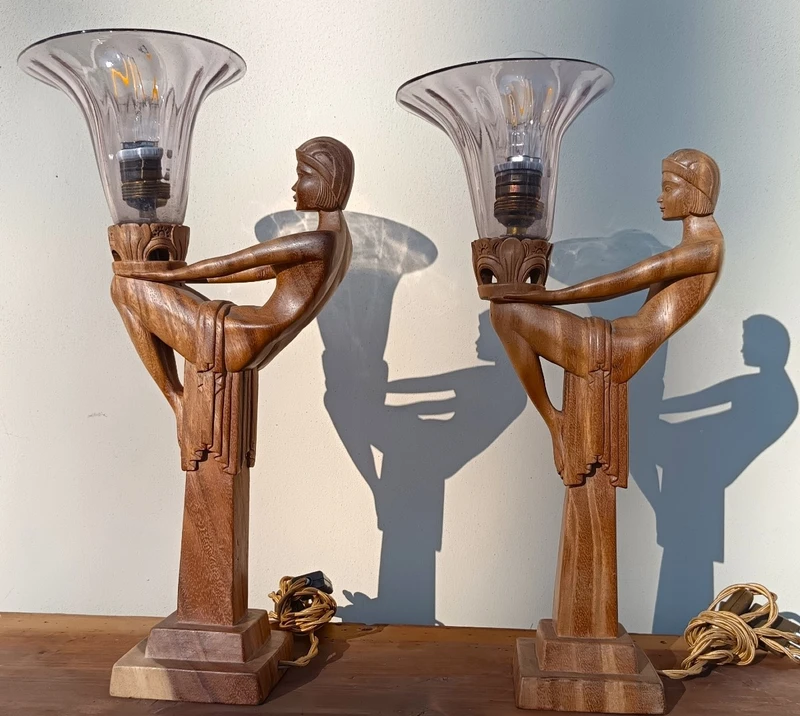 Paire de lampes 'Les Dames de Lumière' en bois 1910-1920