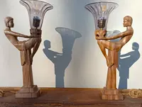 Paire de lampes 'Les Dames de Lumière' en bois 1910-1920