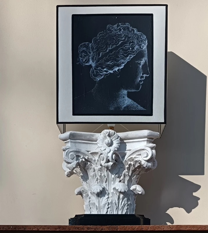 Lampe-capital en plâtre 1920