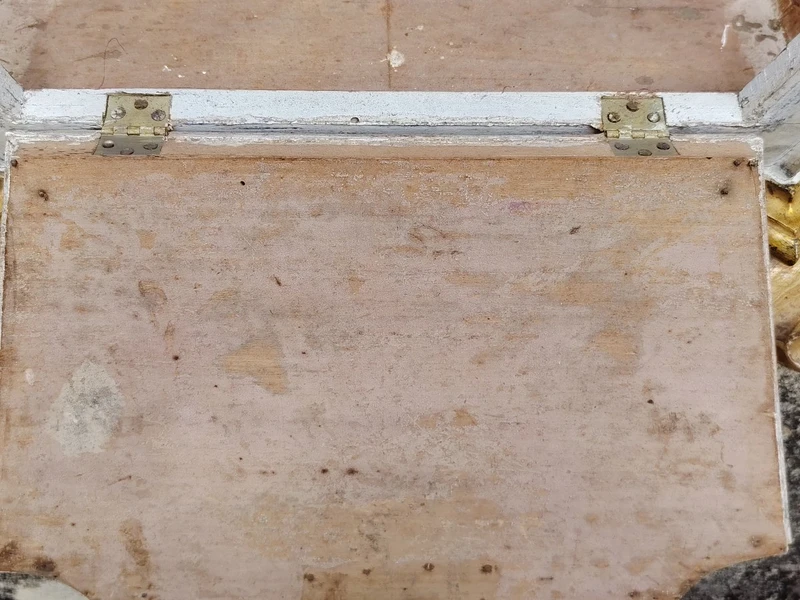 Ciboire Louis XIV en bois peint, imitation marbre et doré