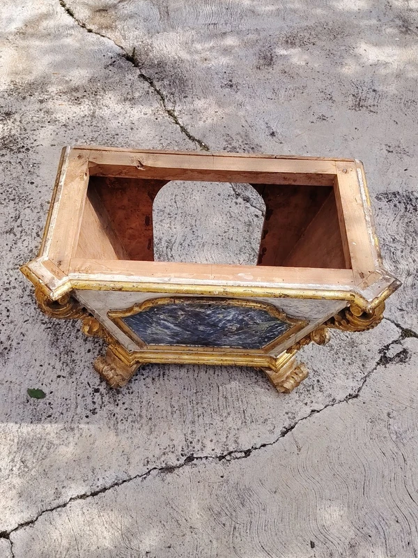 Ciboire Louis XIV en bois peint, imitation marbre et doré