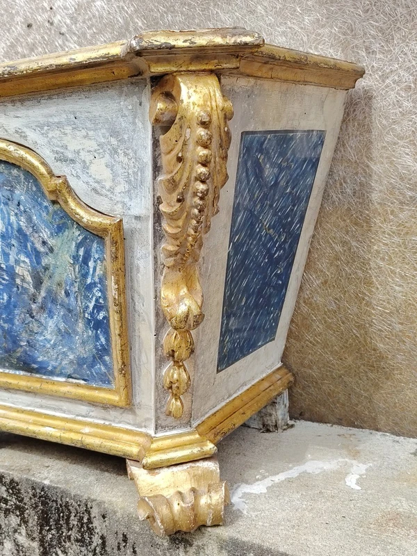 Ciboire Louis XIV en bois peint, imitation marbre et doré