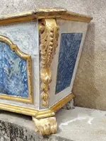 Ciboire Louis XIV en bois peint, imitation marbre et doré