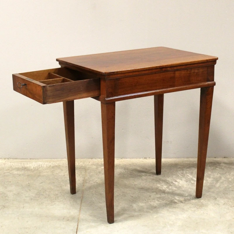Antico tavolino Luigi XVI in noce 18°secolo