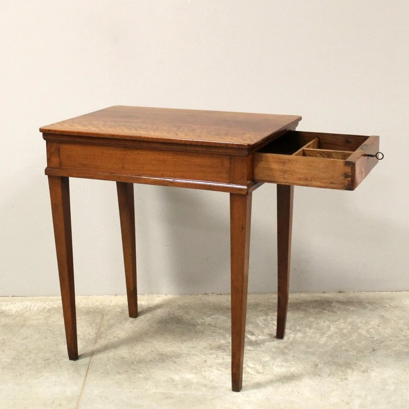 Antico tavolino Luigi XVI in noce 18°secolo