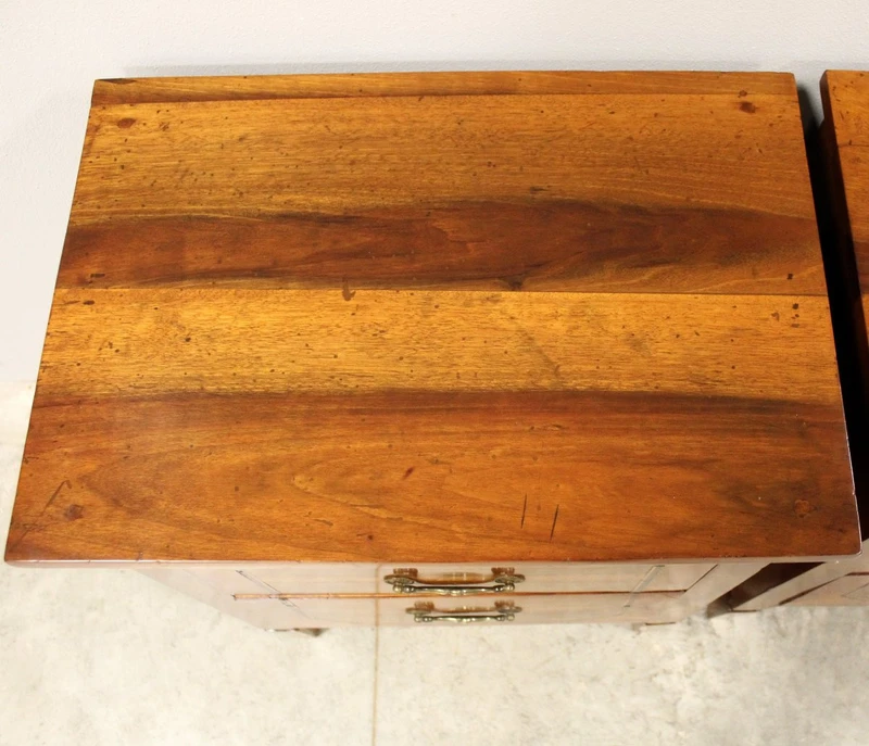 Paire de tables de chevet Louis XVI en noyer marqueté du XVIIIe siècle