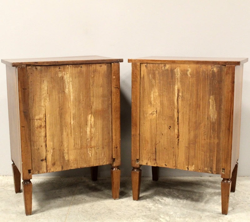 Paire de tables de chevet Louis XVI en noyer marqueté du XVIIIe siècle