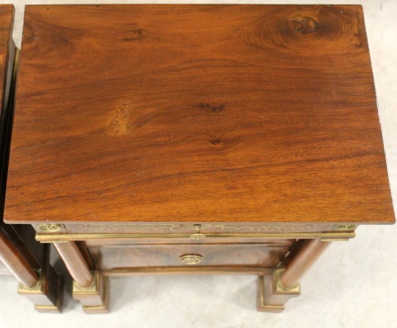 Paire de tables de chevet Empire du XIXe siècle en noyer incrusté