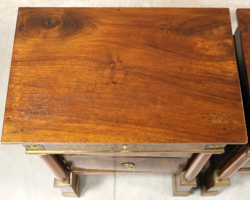 Paire de tables de chevet Empire du XIXe siècle en noyer incrusté