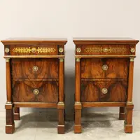 Paire de tables de chevet Empire du XIXe siècle en noyer incrusté