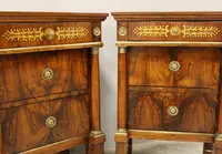 Paire de tables de chevet Empire du XIXe siècle en noyer incrusté