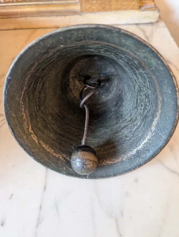 Cloche en bronze avec les armoiries des Médicis