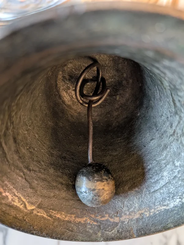 Cloche en bronze avec les armoiries des Médicis