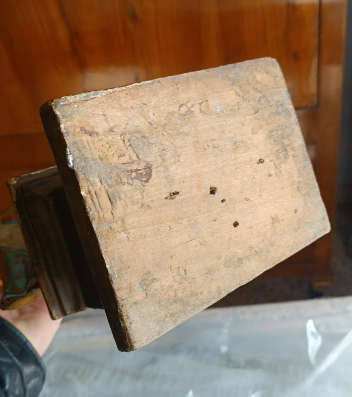 Pair of painted and gilded papier-mâché candleholder angels. Italian Baroque art 17th-18th cent.