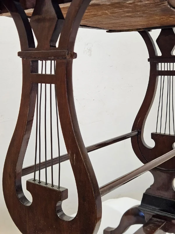 Table basse en bois de hêtre lambrissé et marqueté - 18e siècle