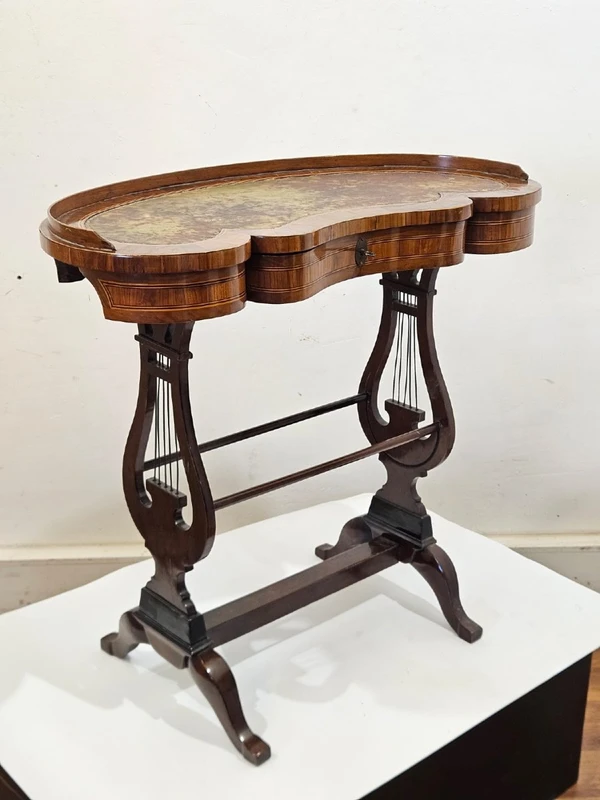 Table basse en bois de hêtre lambrissé et marqueté - 18e siècle