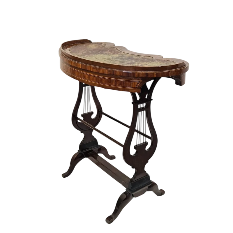 Table basse en bois de hêtre lambrissé et marqueté - 18e siècle