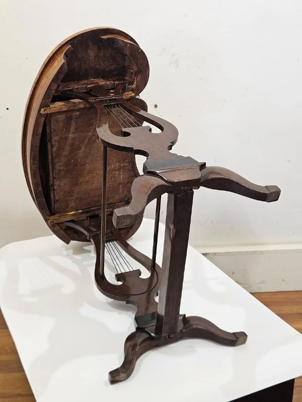 Table basse en bois de hêtre lambrissé et marqueté - 18e siècle