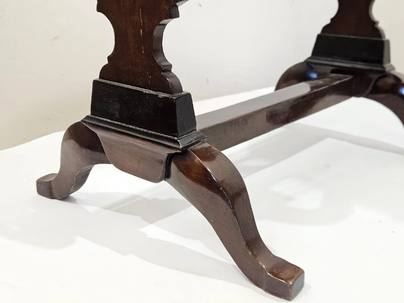 Table basse en bois de hêtre lambrissé et marqueté - 18e siècle