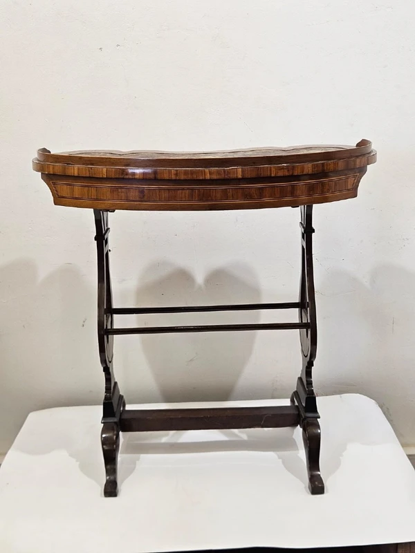 Table basse en bois de hêtre lambrissé et marqueté - 18e siècle