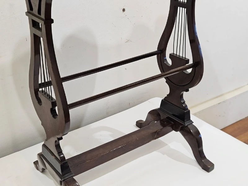 Table basse en bois de hêtre lambrissé et marqueté - 18e siècle