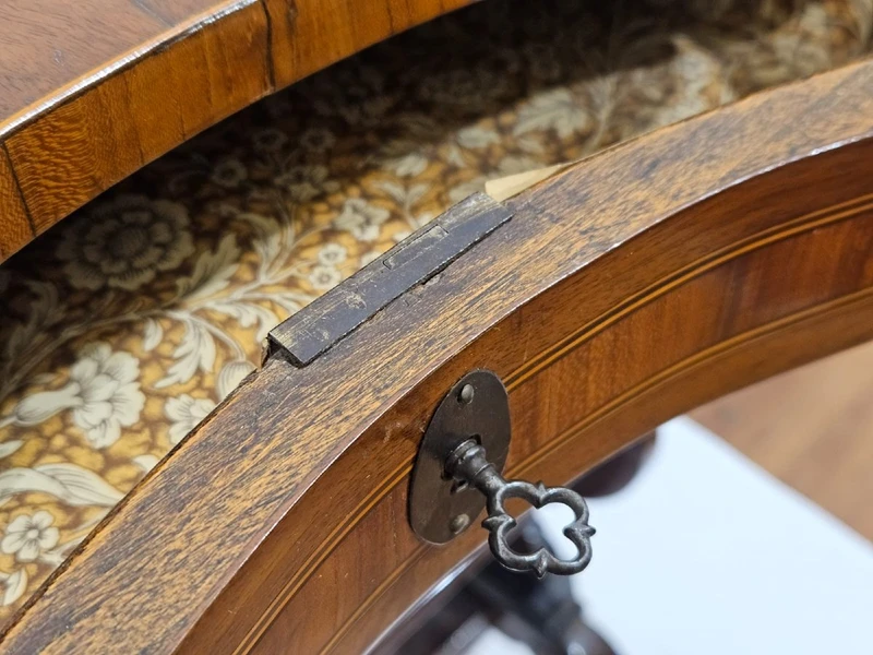 Table basse en bois de hêtre lambrissé et marqueté - 18e siècle