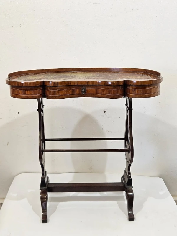 Table basse en bois de hêtre lambrissé et marqueté - 18e siècle