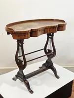 Table basse en bois de hêtre lambrissé et marqueté - 18e siècle