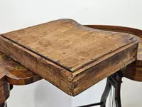 Table basse en bois de hêtre lambrissé et marqueté - 18e siècle