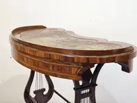 Table basse en bois de hêtre lambrissé et marqueté - 18e siècle