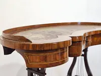 Table basse en bois de hêtre lambrissé et marqueté - 18e siècle