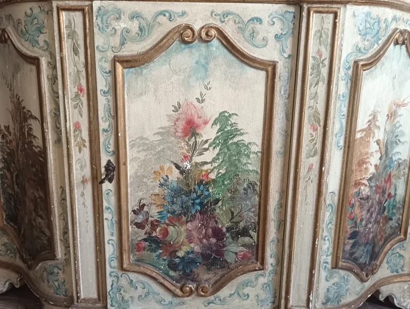 Armoire vénitienne laquée du début du 20e siècle