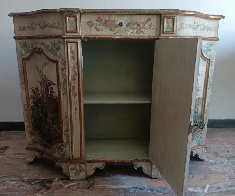 Armoire vénitienne laquée du début du 20e siècle