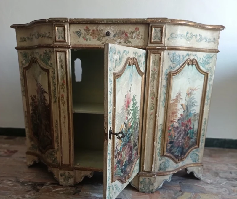 Armoire vénitienne laquée du début du 20e siècle
