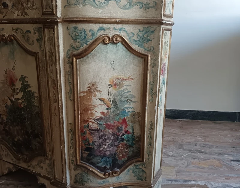 Armoire vénitienne laquée du début du 20e siècle