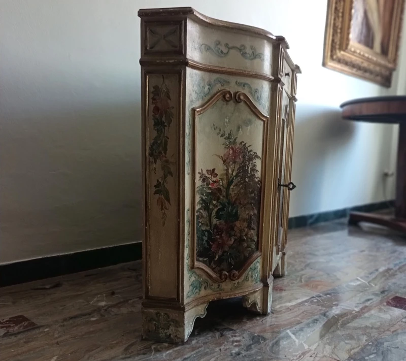 Armoire vénitienne laquée du début du 20e siècle