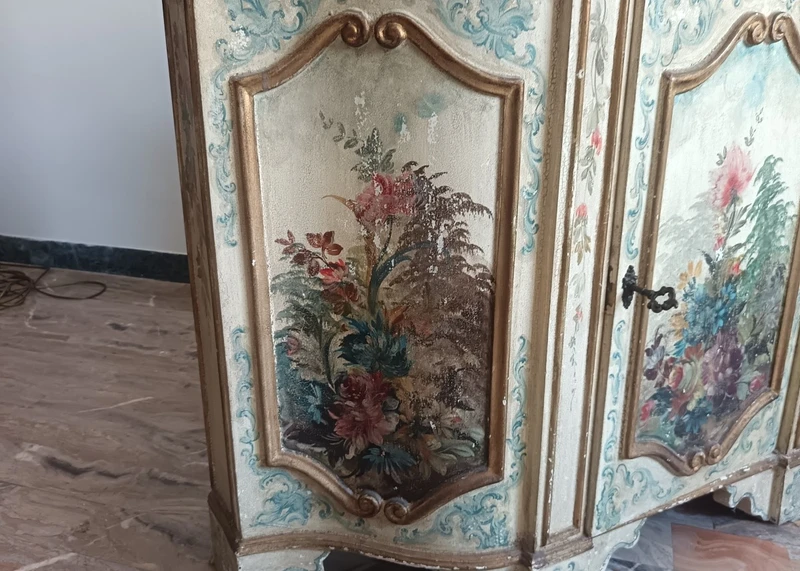 Armoire vénitienne laquée du début du 20e siècle