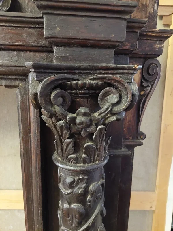 Grand cadre d'édicule sculpté style Renaissance 17e siècle Italie